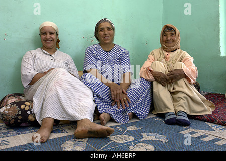 Trois générations d'une famille Berbère fille mère et grand-mère de la région du Haut Atlas Maroc Banque D'Images