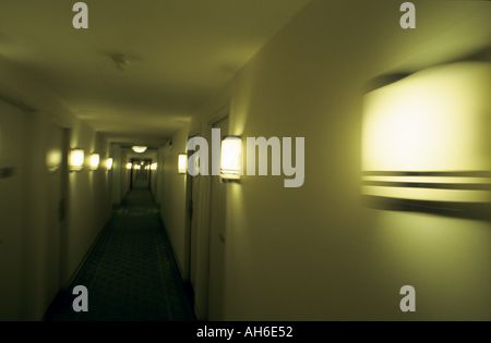 Couloir lumineux vide dans un hôtel. Banque D'Images