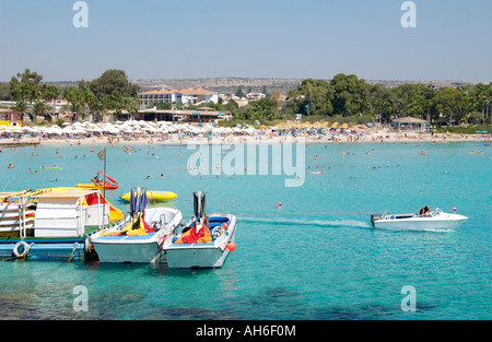 Plage de Chypre. Hors-bord au large de la plage de Nissi près de Ayia Napa sur l'île Méditerranéenne de Chypre UE Banque D'Images