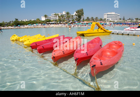 Location de bateaux au large de la plage de Nissi près de Ayia Napa sur l'île Méditerranéenne de Chypre UE Banque D'Images