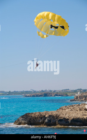 Parachute sur promontoire rocheux au large de la plage de Nissi près de Ayia Napa sur l'île Méditerranéenne de Chypre UE Banque D'Images