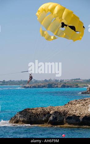 Parachute sur promontoire rocheux au large de la plage de Nissi près de Ayia Napa sur l'île Méditerranéenne de Chypre UE Banque D'Images