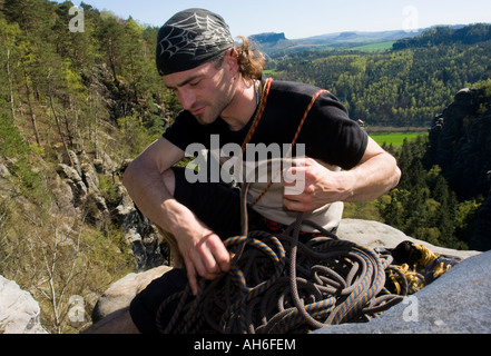 Free climber sur corde lovage haut de Hirschgrund rock montagnes de grès de l'Elbe en Allemagne Banque D'Images