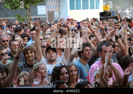 Foule de jeunes dansant et cheering at street concert au cours de Notting Hill carnaval annuel.