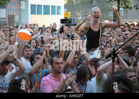 Foule de jeunes dansant et cheering at street concert au cours de Notting Hill carnaval annuel. Banque D'Images