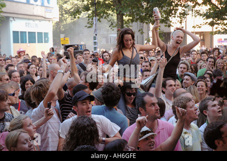 Foule de jeunes dansant et cheering at street concert au cours de Notting Hill carnaval annuel. Banque D'Images