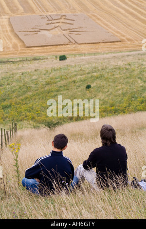 Père et fils donnent sur des crop circles Banque D'Images