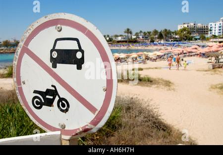 Pas de véhicules à moteur signe sur Sandy Bay Beach près de Ayia Napa sur l'île Méditerranéenne de Chypre UE Banque D'Images