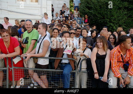 La foule regardant la parade du carnaval de Notting Hill s'écoule. Banque D'Images