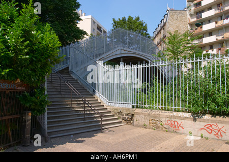 A la passerelle de la gare de Ménilmontant Paris France Banque D'Images