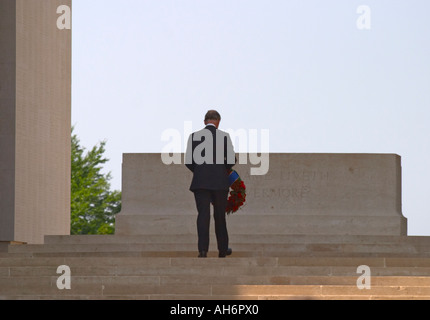 Son Altesse Royale le Prince de Galles dépose une gerbe au mémorial de Thiepval sur le 90e anniversaire de la bataille de la Somme Le 1er juillet 2006 Banque D'Images