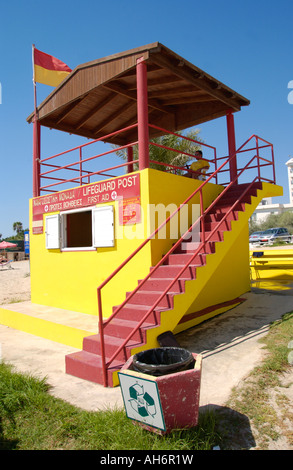 Plage surveillée post Le Nissi Beach près de Ayia Napa sur l'île Méditerranéenne de Chypre UE Banque D'Images