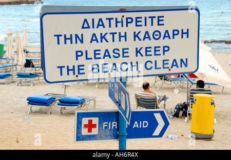 Veuillez garder la plage propre signe sur la plage de Nissi près de Ayia Napa sur l'île Méditerranéenne de Chypre UE Banque D'Images