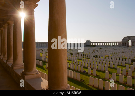 Des colonnes en Pozieres Mémorial, qui renferme un grand cimetière du Commonwealth de la PREMIÈRE GUERRE MONDIALE dans la Somme, Picardie, France Banque D'Images