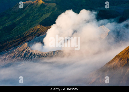 Gunung Bromo ou couvant le Mont Bromo Java Indonésie Banque D'Images