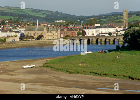 Barnstaple vieille route pont sur la rivière Taw avec tour de l'Église et des collines de la campagne agricole au-delà de la ville du sud-ouest de l'Angleterre North Devon UK Banque D'Images