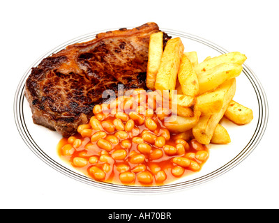 Repas de faux filet de boeuf steak frites et haricots blancs sur un fond blanc avec un chemin de détourage et aucun peuple Banque D'Images
