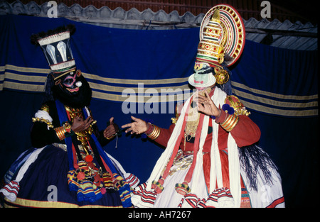 Les danseurs de Kathakali danse indienne classique pour les touristes à Cochin Inde du Sud Banque D'Images