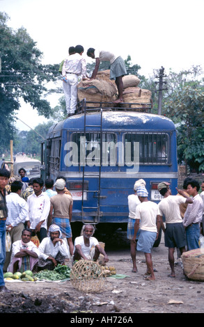 Local Bus ramasser des passagers en Inde Banque D'Images