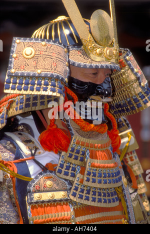 Homme habillé en armure de samouraï complète participant au festival traditionnel Sannosai à Sakamoto, Shiga, Japon Banque D'Images