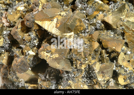 Cristaux de chalcopyrite Chalcopyrite minéral, couvertes de petites tétraédrite et cristaux de galène sur une matrice de la sphalérite et de la pyrite. Castrovirreyana mine, près de Lima, Pérou Banque D'Images