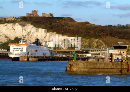 L'entrée du port de Douvres Kent UK White Cliffs Port d'appel le château de Douvres Banque D'Images