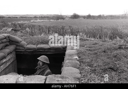 Ligne de crédit EST OBLIGATOIRE JOHN ANGERSON MEMBRES DE LA GRANDE GUERRE LA SOCIÉTÉ DANS UNE TRANCHÉE de 5ème week-end East Yorkshire Banque D'Images