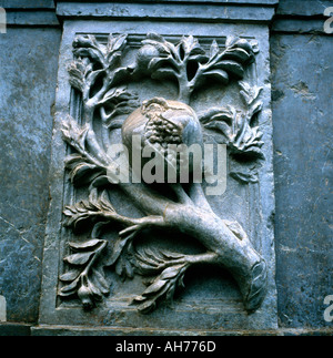 Détail de la sculpture en pierre de marbre sculpté en grenade sculpture Punica Granatum au palais de l'Alhambra à Grenade Andalousie Espagne Europe UE KATHY DEWITT Banque D'Images