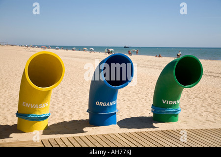 Bacs de recyclage en plastique sur une plage en Islantilla Costa de Luz, Espagne Banque D'Images