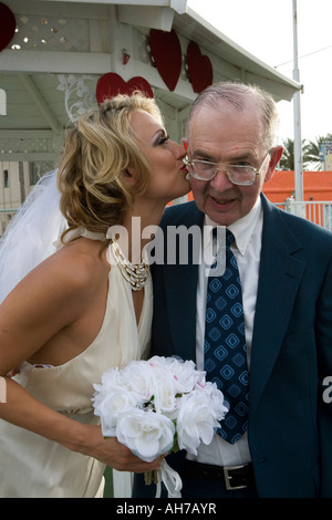 Bride kissing a senior man sur la joue Banque D'Images