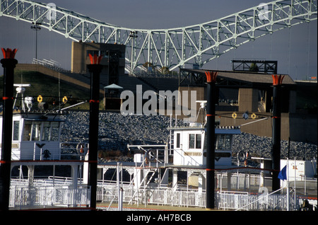 Riverboat Cheminées sur Wolf River entre Memphis Tennessee et Mud Island sur la rivière Mississippi Banque D'Images