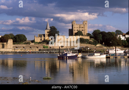 La Cathédrale de Rochester et le château vu de l'autre côté de la rivière Medway avec des bateaux au premier plan Kent UK Banque D'Images