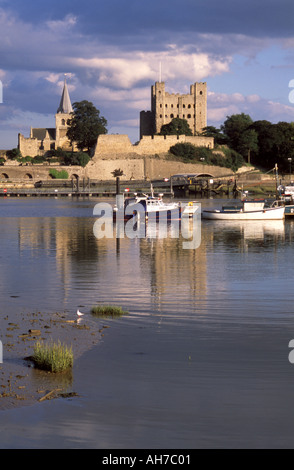 La Cathédrale de Rochester et le château vu de l'autre côté de la rivière Medway avec des bateaux au premier plan Kent UK Banque D'Images