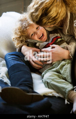 Mid adult woman hugging son fils Banque D'Images
