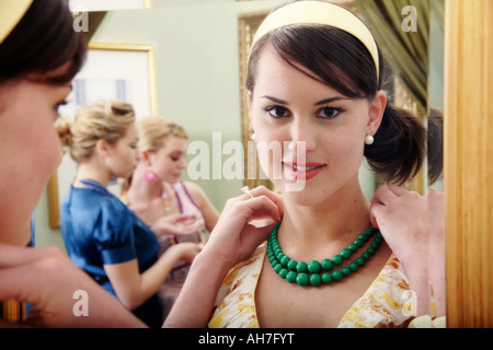 Portrait d'une jeune femme essayant sur un collier Banque D'Images