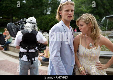 Jeune couple standing in a park, Central Park, Manhattan, New York City, New York, USA Banque D'Images