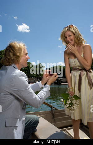 Jeune homme propose à une jeune femme et souriant, Central Park, Manhattan, New York City, New York, USA Banque D'Images