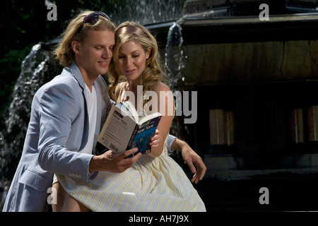 Jeune couple reading a book Banque D'Images