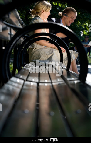 Couple avec une femme d'assis à côté de lui Banque D'Images