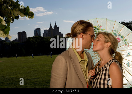 Jeune couple qui s'embrassent dans un parc, Central Park, Manhattan, New York City, New York, USA Banque D'Images