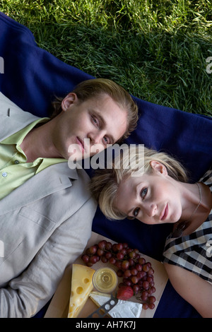 High angle view of a young couple lying in a park Banque D'Images