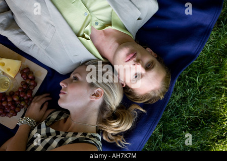 High angle view of a young couple lying in a park Banque D'Images