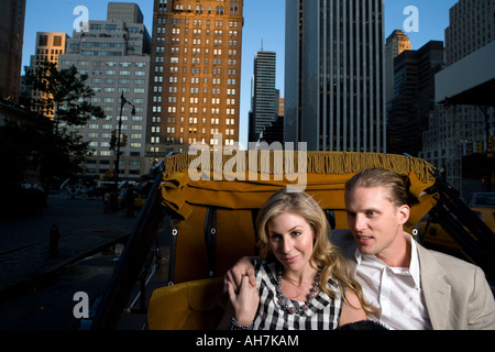 Jeune couple équitation dans un voyage itinérant en transport, Central Park, Manhattan, New York City, New York, USA Banque D'Images