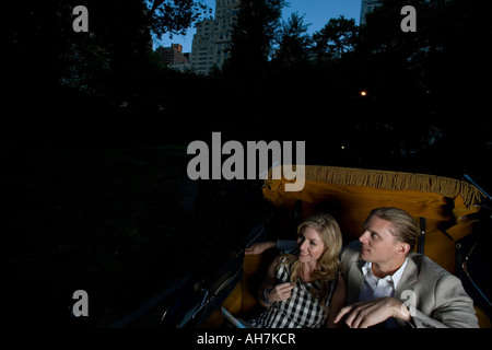 High angle view of a young couple équitation dans un voyage itinérant en transport, Central Park, Manhattan, New York City, New York, USA Banque D'Images