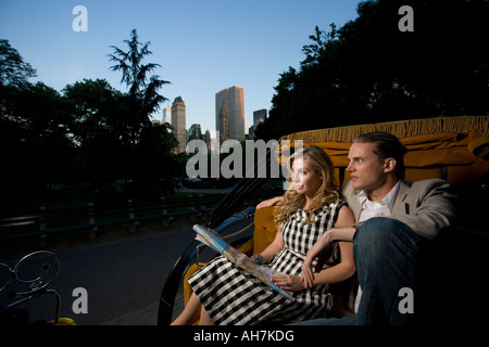 Jeune couple équitation dans un voyage itinérant en transport, Central Park, Manhattan, New York City, New York, USA Banque D'Images