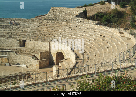 Front de la ruine romaine amphithéâtre en espagnol paysage urbain à côté mer Méditerranée Site du patrimoine mondial de l'UNESCO Tarragona Espagne Costa Daurada resort Banque D'Images