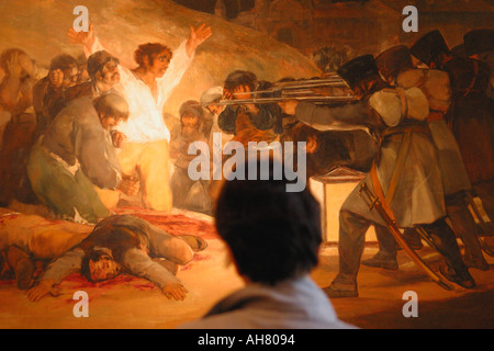 Madrid, Espagne. Le Musée El Prado. Syndicat d'admirer l'exécution des défenseurs de Madrid, 3 mai, 1808, de Francisco de Goya Banque D'Images