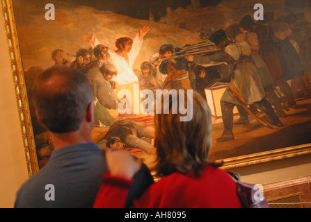 Madrid, Espagne. Le Musée El Prado. Couple admiring Exécution des défenseurs de Madrid, le 3 mai, 1808, de Francisco de Goya Banque D'Images