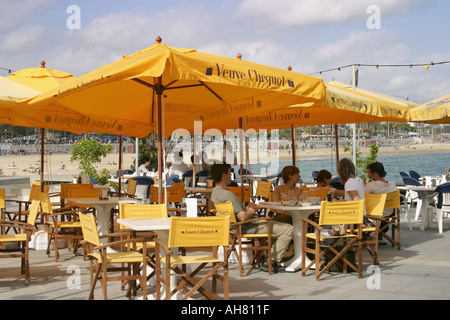 Barcelone Espagne Cafe par Platja de la Nova Icaria à côté de Port Olimpic Banque D'Images