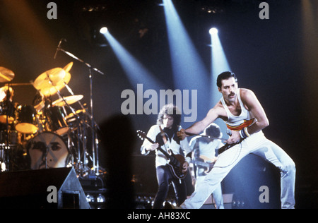 Reine - groupe du Royaume-Uni avec Freddie Mercury sur la musique vocale et Brian May au centre à la guitare Banque D'Images